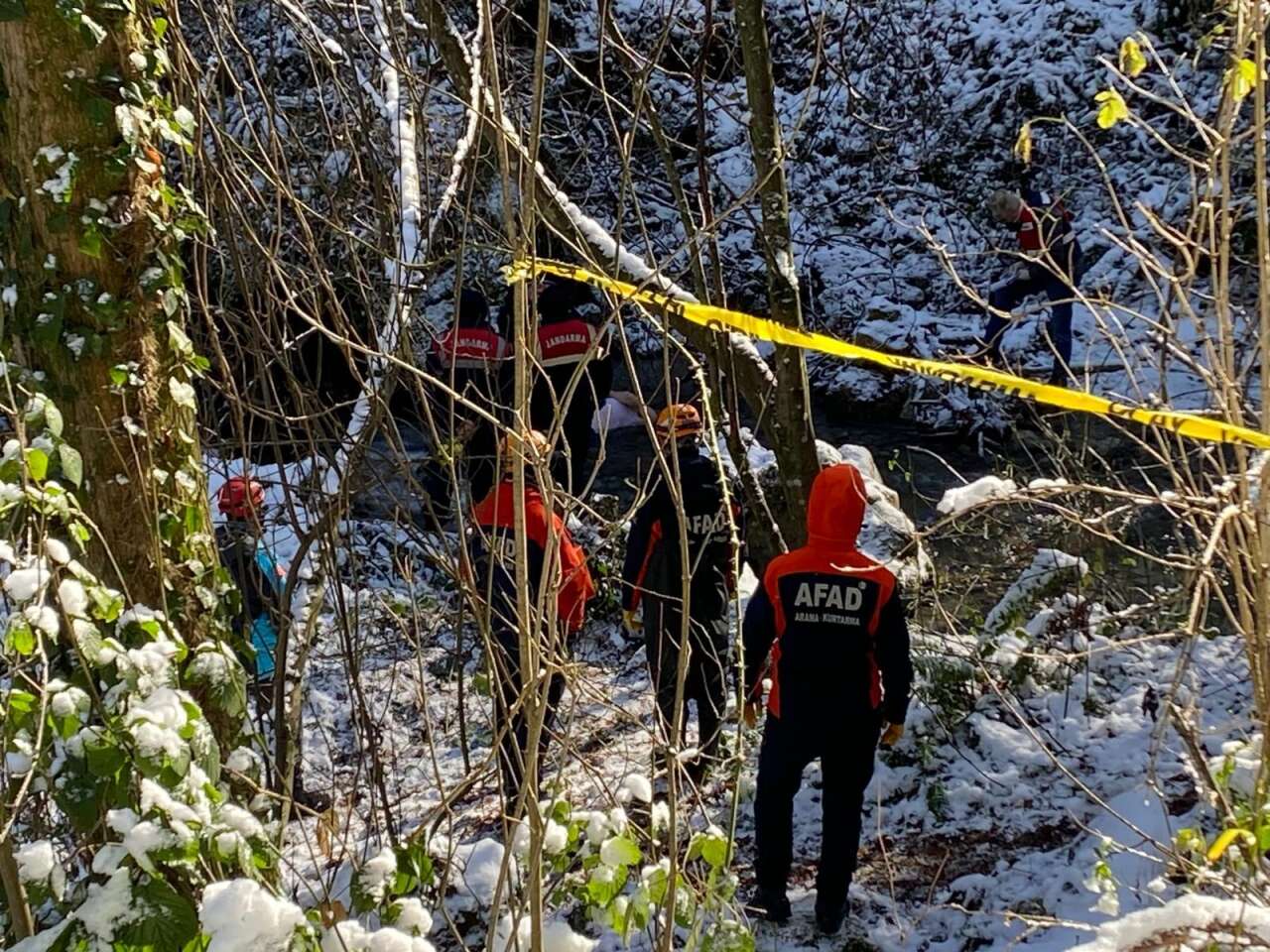 Dere yatağında yarı çıplak erkek cesedi bulundu 3